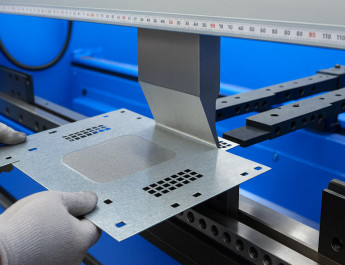 Gięcie blachy na prasie krawędziowej – zasady, technologie i praktyczne wskazówki